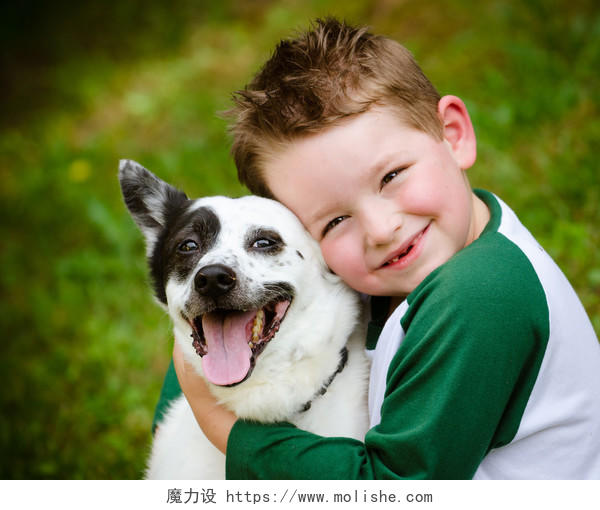 儿童亲切地拥抱他的宠物狗微笑的小孩